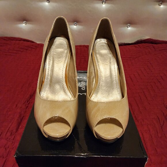 Women's size 6.5 Tan Patent Peep-Toe 4.75" Platform Pumps - Picture 2 of 5
